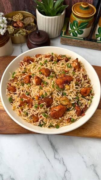 Chicken Fried Rice (चिकन फ्राइड राइस)