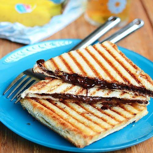 Chocolate Cheese Sandwich (चॉकलेट चीज सैंडविच)
